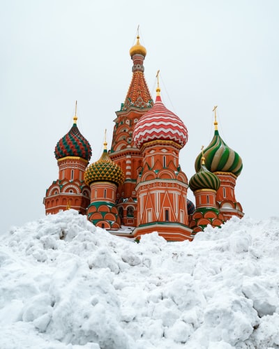 The snow outside Bai Tiansheng basil cathedral
